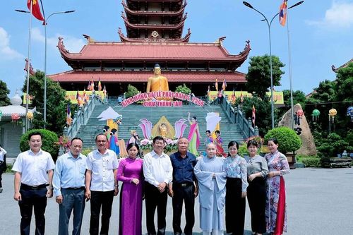 Lãnh đạo Ban Dân vận H.Bình Chánh chúc mừng Phật đản tại chùa Thanh Tâm (Phật Cô Đơn)