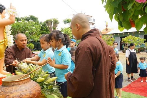 Khánh Hòa: Hình ảnh dễ thương của 70 trẻ mầm non về chùa Quan Thánh tham gia Lễ Tắm Phật