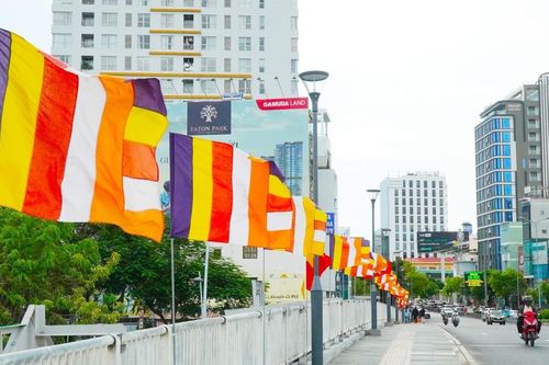 Cờ hoa rực rỡ đón mừng Phật đản Phật lịch 2568 tại các tự viện Q.3, Q.10 (TP.HCM)