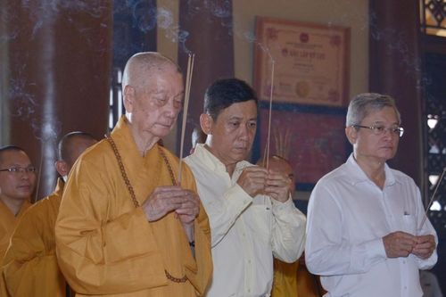 Đức Pháp chủ cùng chư tôn đức tưởng niệm các anh hùng liệt sĩ tại Đền Bến Dược và Đền Gia Định
