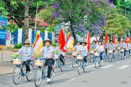 Gia Lai: Ban Hướng dẫn Phật tử tỉnh diễu hành xe đạp hoa kính mừng Khánh đản Đức Thế Tôn