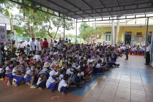 'Chuyến tàu hơi ấm' đến với các em nhỏ và gia đình khó khăn ở Quảng Trị