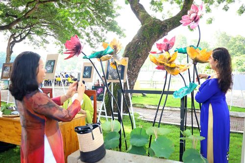 Thưởng lãm tranh, ảnh và gốm nghệ thuật tại Lễ hội Sen Đồng Tháp