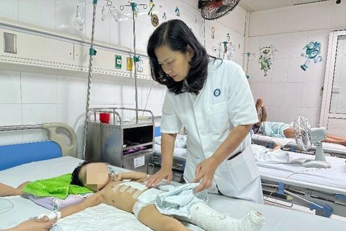 Cứu sống bé 3 tuổi nguy kịch do bị xe công nông cán qua người