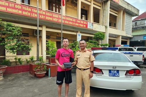 CSGT tìm người dân trả lại tài sản đánh rơi trên cao tốc