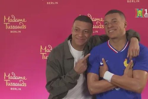 Ra mắt bức tượng sáp của Kylian Mbappe