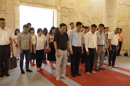 Đảng bộ Báo VietNamNet dâng hương Đền thờ Chủ tịch Hồ Chí Minh và kết nạp đảng viên mới tại Khu di tích Quốc gia đặc biệt Pác Bó (Hà Quảng)