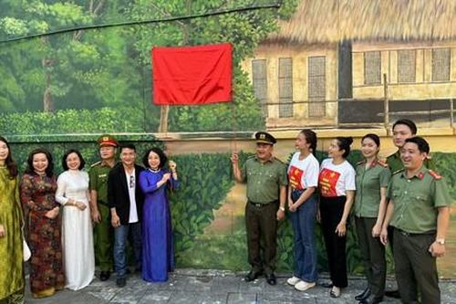 Khánh thành bích họa 'Việt Nam tươi đẹp' thứ 11 chào mừng 134 Ngày sinh Chủ tịch Hồ Chí Minh