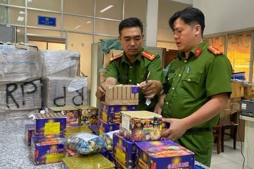 TPHCM: Chặt đứt đường dây buôn lậu pháo nổ từ nước ngoài vào Việt Nam quy mô lớn