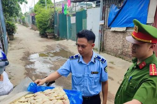 Phạt gần 67 triệu đồng 2 cơ sở kinh doanh cánh gà và mỹ phẩm lậu