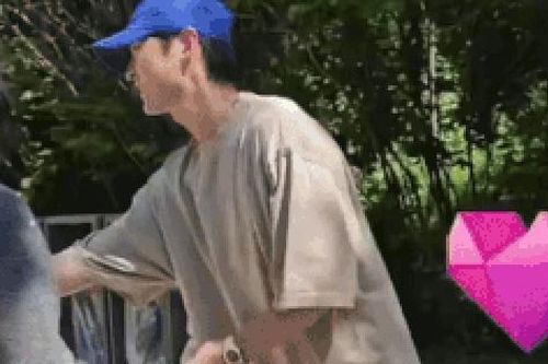 Song Joong Ki lộ diện sau bão tranh cãi ở Baeksang, có hành động bảo vệ vợ con gây chú ý