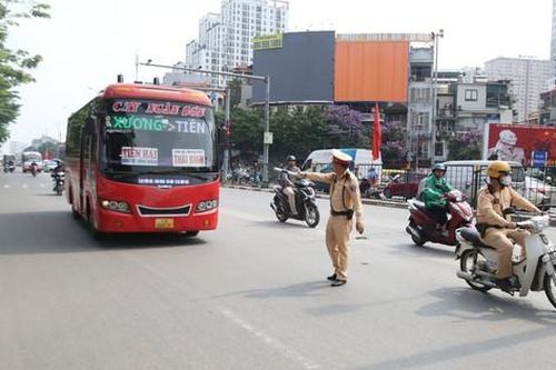 CSGT xử lý xe vừa xuất bến đã chạy 'rùa bò' đón khách