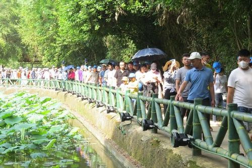 Dòng người nắm tay nhau 'về thăm cõi Bác xưa'