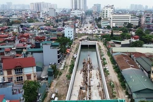 Hầm chui Giải Phóng vắng bóng công nhân, rào chắn thi công 'cắt xẻ' đường Kim Đồng