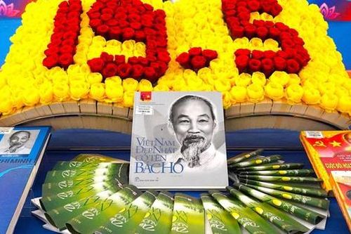 Triển lãm 'Hồ Chí Minh đẹp nhất tên Người' kỷ niệm 134 năm ngày sinh Chủ tịch Hồ Chí Minh