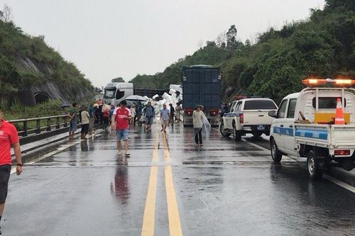Xe tải mất lái đâm vào lan can trên đường cao tốc Nội Bài - Lào Cai