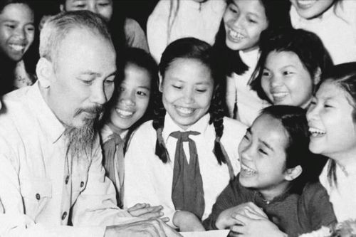 Tư tưởng Hồ Chí Minh về công tác cán bộ