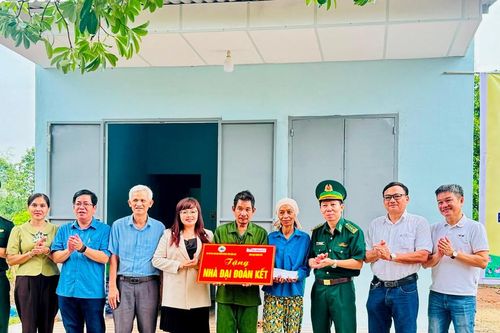 Báo Đại Đoàn Kết phối hợp với BĐBP Đắk Lắk bàn giao nhà Đại đoàn kết cho người nghèo ở vùng biên