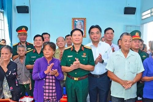 Trao nhà cho các hộ nghèo tại Bình Dương