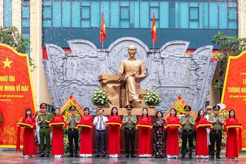 Khánh thành tượng đài Chủ tịch Hồ Chí Minh và Trung tâm Thông tin chỉ huy Công an TP Hà Nội