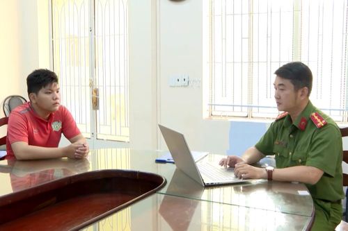 Giả danh Cảnh sát hình sự cưỡng đoạt tài sản người đi đường