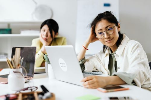 Dân văn phòng Trung Quốc không dám nhảy việc