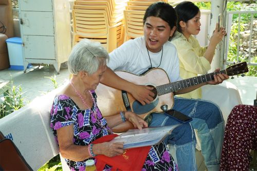 Sinh viên Nhân văn mang niềm vui đến nhà dưỡng lão