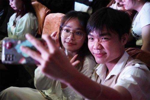 Sinh viên tổ chức đấu giá tranh len thêu của hoa hậu Trái Đất
