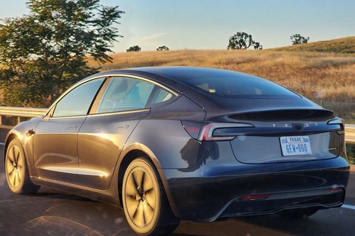 Tesla Model 3 lạ lẫm trên đường phố Mỹ