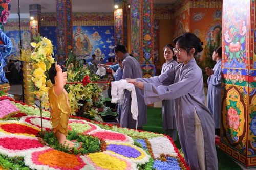 Hướng dẫn cách tắm tượng Phật trong mùa Phật đản