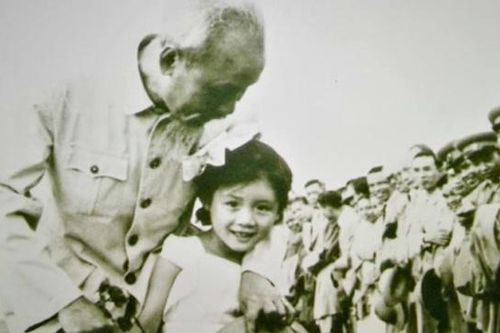 Chuyện về 'cháu bé' Trung Quốc từng được tặng hoa Bác Hồ