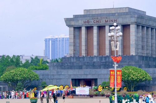 Người dân khắp mọi miền Tổ quốc vào Lăng viếng Chủ tịch Hồ Chí Minh