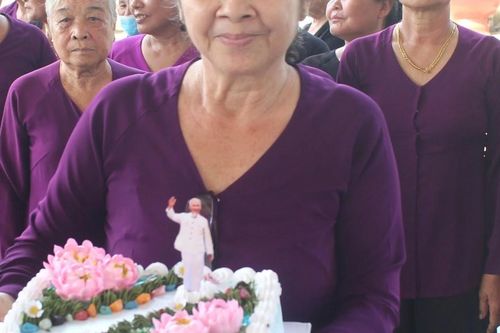 Góp tiền mua bánh mừng sinh nhật Bác Hồ