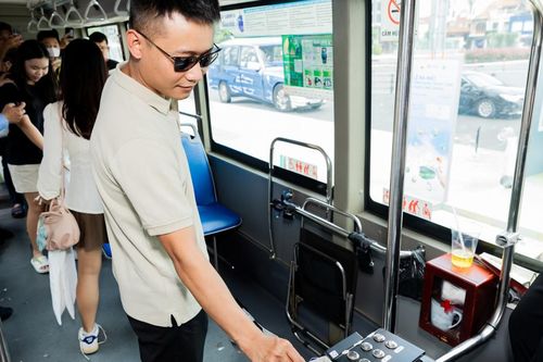 Triển khai công nghệ thanh toán chạm cùng OneFin Việt Nam trên xe buýt