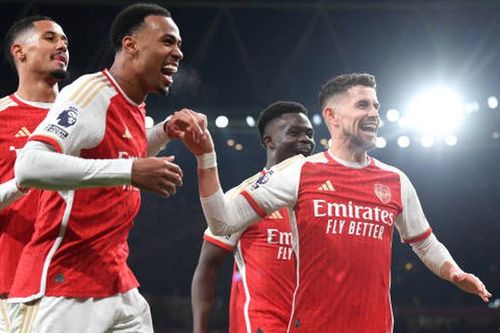 Kém điểm Man City trước vòng cuối, Arsenal vẫn diễn tập ăn mừng vô địch Ngoại hạng Anh