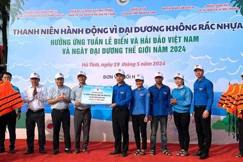 Ra quân làm sạch biển hưởng ứng Tuần lễ biển đảo Việt Nam 2024