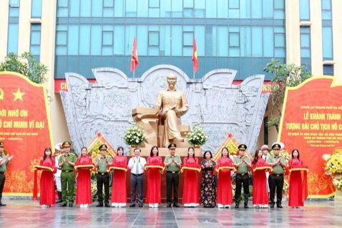 Khánh thành tượng đài Chủ tịch Hồ Chí Minh và Trung tâm Thông tin chỉ huy Công an thành phố Hà Nội