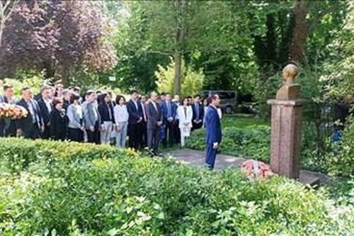 Kỷ niệm 134 năm Ngày sinh Chủ tịch Hồ Chí Minh: Dâng hoa tại tượng đài Bác ở Montreuil