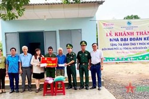 Bộ đội Biên phòng Đắk Lắk trao nhà Đại đoàn kết