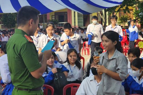 Sôi nổi với buổi ngoại khóa về phòng chống ma túy học đường