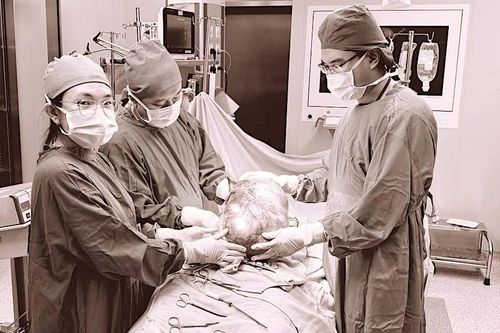 Bé gái đau bụng âm ỉ, phát hiện có khối u nặng gần 12kg