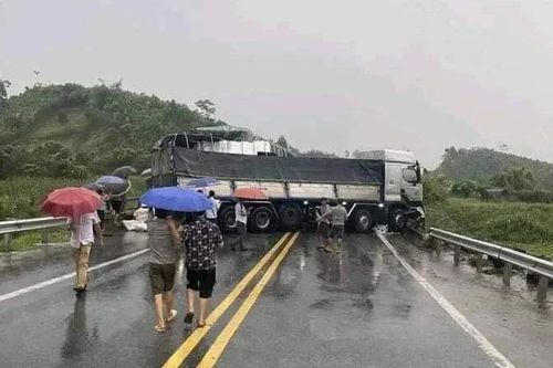 Xe tải mất lái, đâm vào lan can quay ngang xe gây ùn tắc cục bộ đường cao tốc Nội Bài - Lào Cai