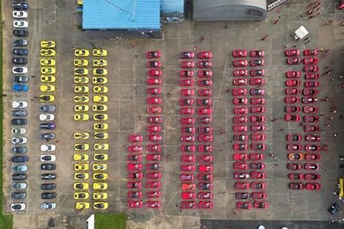 Ngắm 297 siêu xe Ferrari xếp lốp, lập kỷ lục 'họp mặt' ở Malaysia