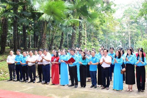 Công đoàn ngành Giáo dục Tuyên Quang dâng hương tưởng nhớ Chủ tịch Hồ Chí Minh