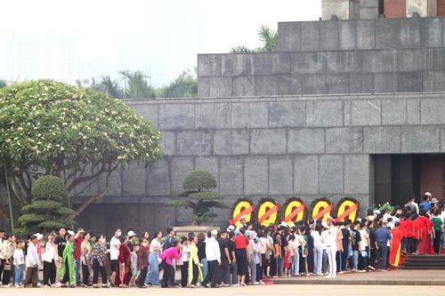 Hàng ngàn người vào Lăng viếng Bác nhân kỷ niệm 134 năm Ngày sinh của Người