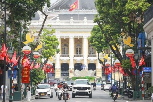 Đường phố Hà Nội rực rỡ cờ hoa, khẩu hiệu chào mừng kỷ niệm 134 năm Ngày sinh của Chủ tịch Hồ Chí Minh
