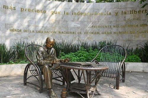 Ấn tượng những tượng đài Chủ tịch Hồ Chí Minh trên thế giới