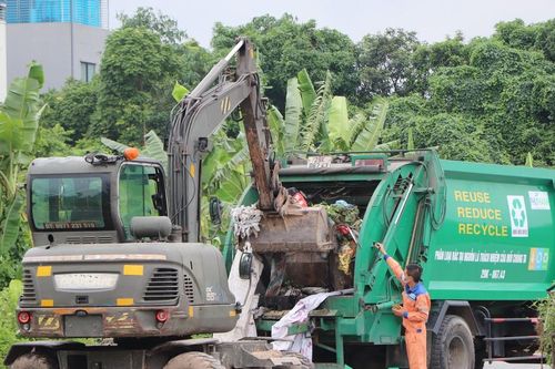 Thu gom hơn 10 tấn rác thải tại khu vực chợ Thượng Thanh