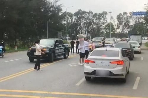Đoàn xe rước dâu dừng giữa đường chụp ảnh, 4 đối tượng bị khởi tố