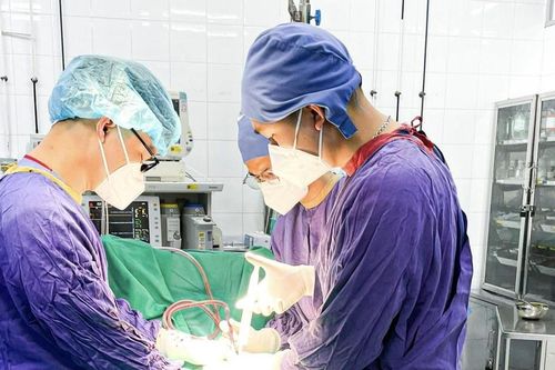 Đau bụng âm ỉ, bé gái được phát hiện có khối u nặng gần 12kg